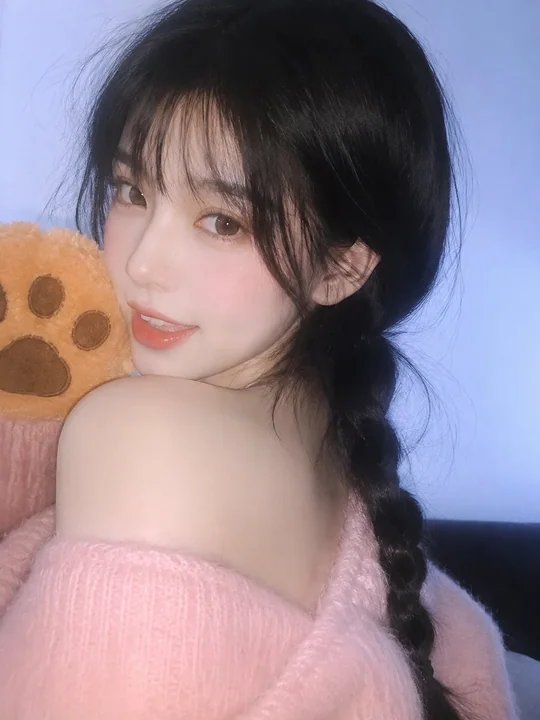 CCD低清自拍感粉色毛绒针织甜美美女