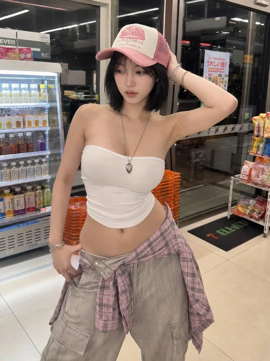 韩国女性便利店Y2K风格手机随拍