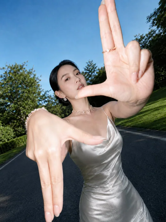 东亚女性时尚特写广角人像