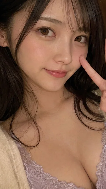 酒店客房比V字手势的日本女性人像