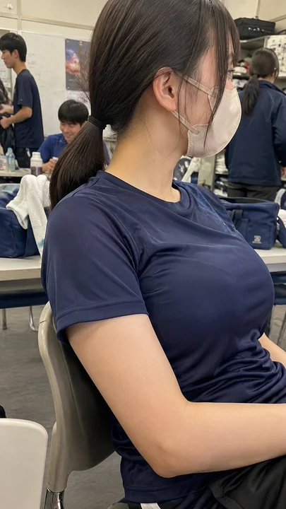 大学社团室运动服女性自然侧影抓拍
