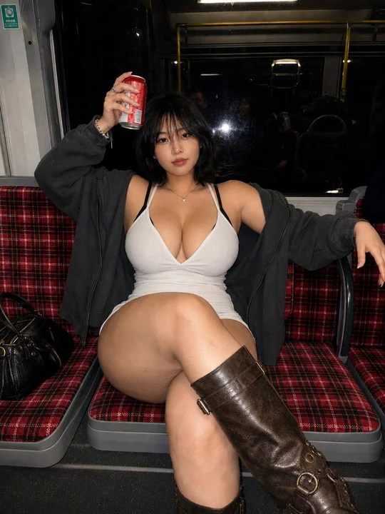深夜公交直闪东亚女性全身像