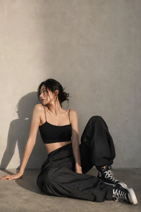 极简黑灰调工装裤东亚女性时尚摄影