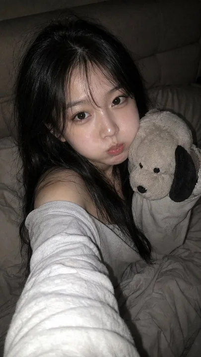 CCD傻瓜机直闪韩系女友深夜卧室自拍