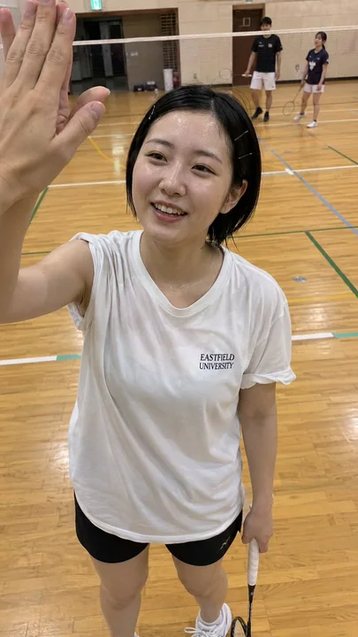 大学体育馆羽毛球混双得分击掌第一人称快照