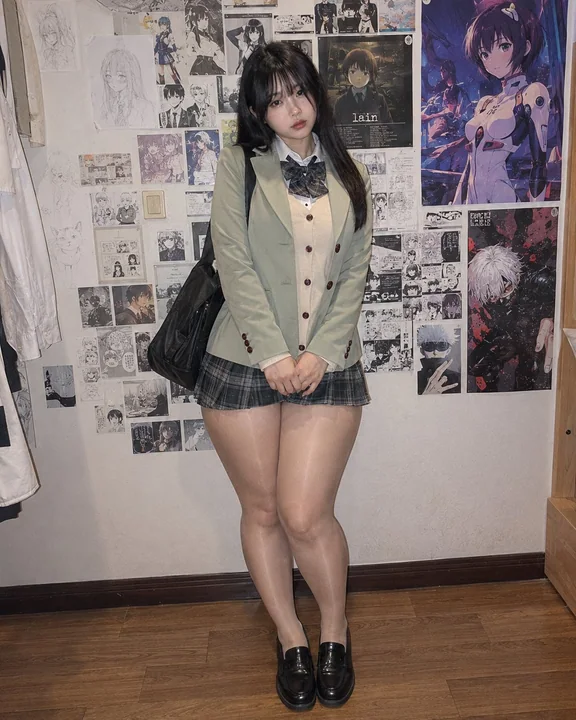 超写实室内日系制服少女全身人像摄影