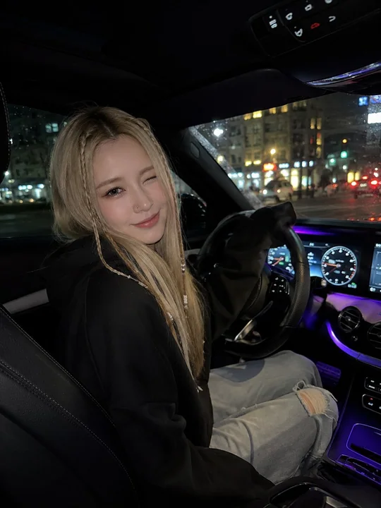 豪车座驾金发少女夜间俏皮自拍