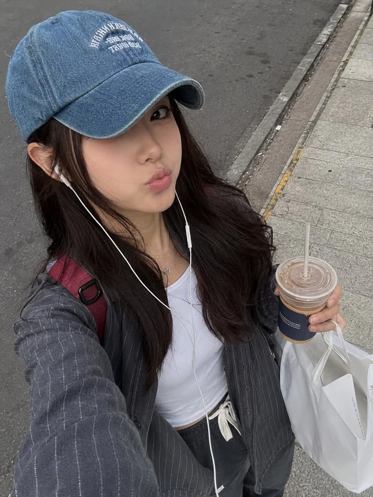 城市街头自然风女性自拍人像