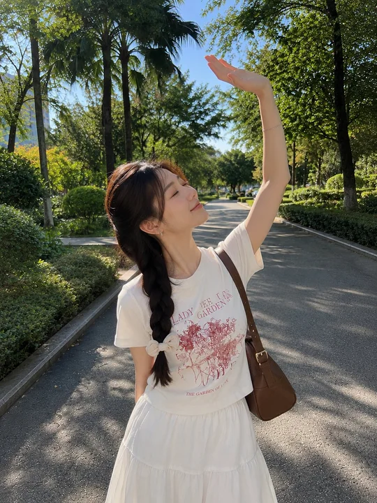 阳光明媚公园路径漫步的侧编发少女