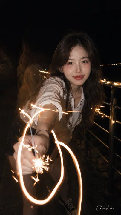 江边夜晚仙女棒光绘韩系少女人像