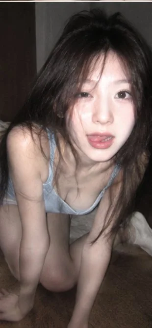 昏暗卧室深夜随拍扎发东亚女性
