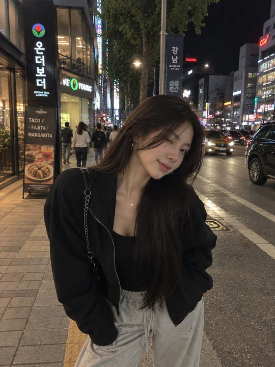 韩国繁华都市夜晚街头自拍女性写实人像