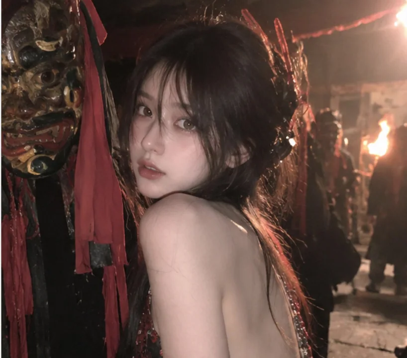 中国傩戏祭典红衣女子特写