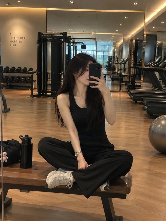 豪华健身房镜前自拍的时髦女性