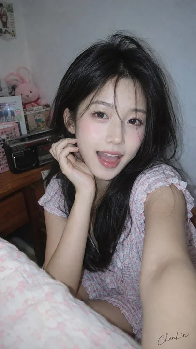 韩系居家旧数码感女性写真