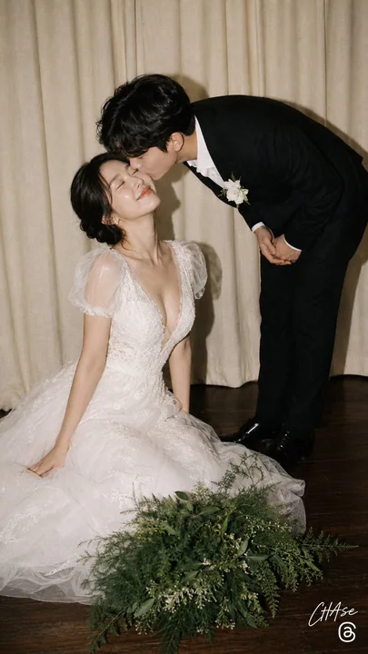 复古胶片感婚礼抓拍新郎亲吻跪坐新娘