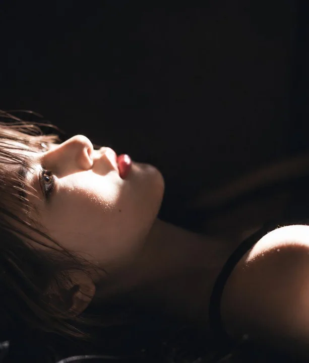 黑暗背景东亚女性电影感写实侧颜肖像