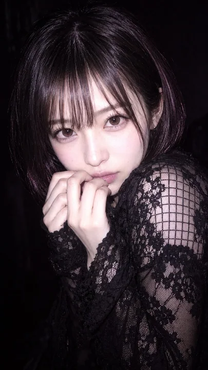 极简暗黑哥特风东亚女性写实肖像