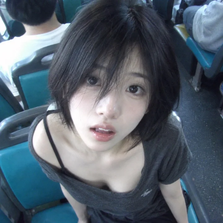 公交车高机位俯拍短发东亚女性低清质感自拍