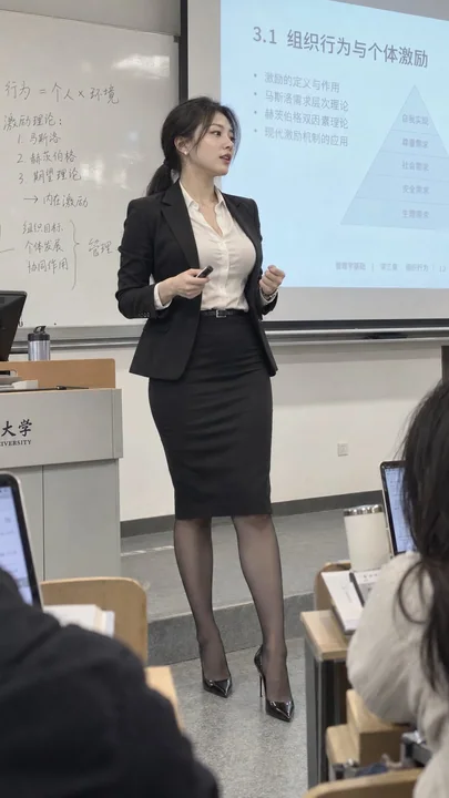 大学课堂知性时尚女教师手机抓拍