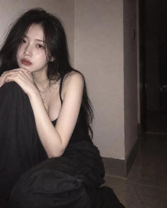 室内角落蜷坐低清闪光写实人像