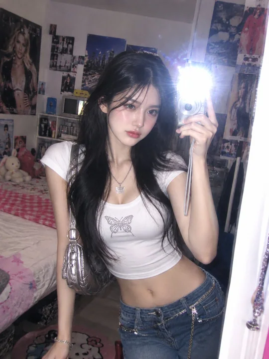 Y2K风格韩系女性数码相机镜前自拍