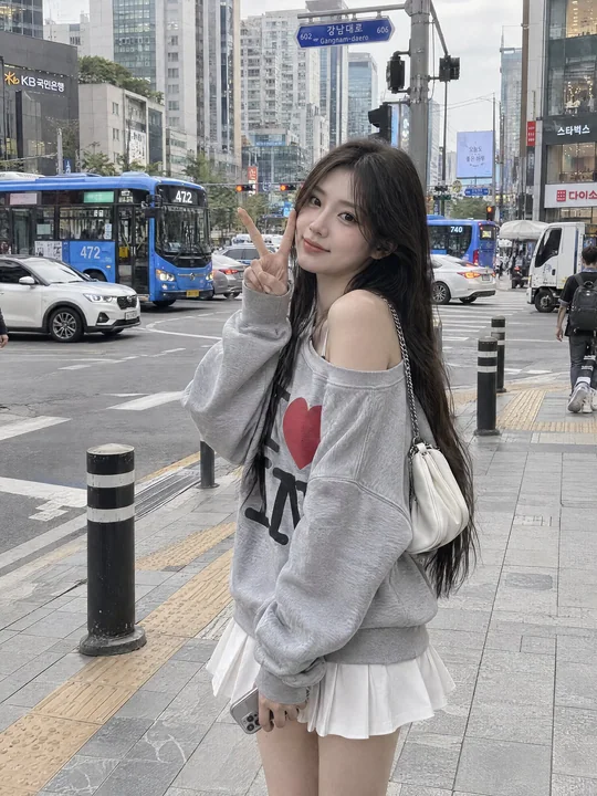 繁华都市街头比耶的韩系时尚少女抓拍