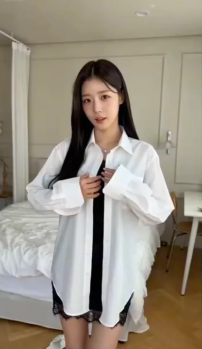 Le moment où une jolie femme en courte jupe de dentelle couvre la caméra d'un air timide.
