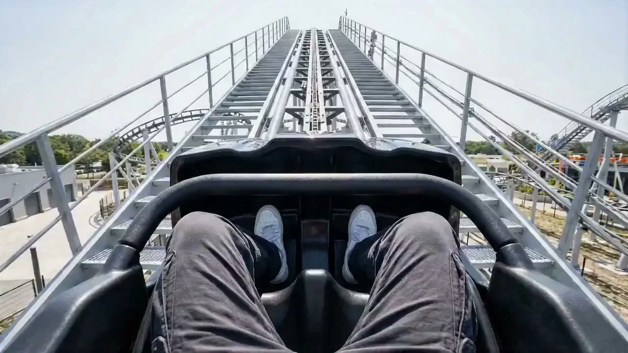Immersion dans une montagne russe en première personne à grande vitesse