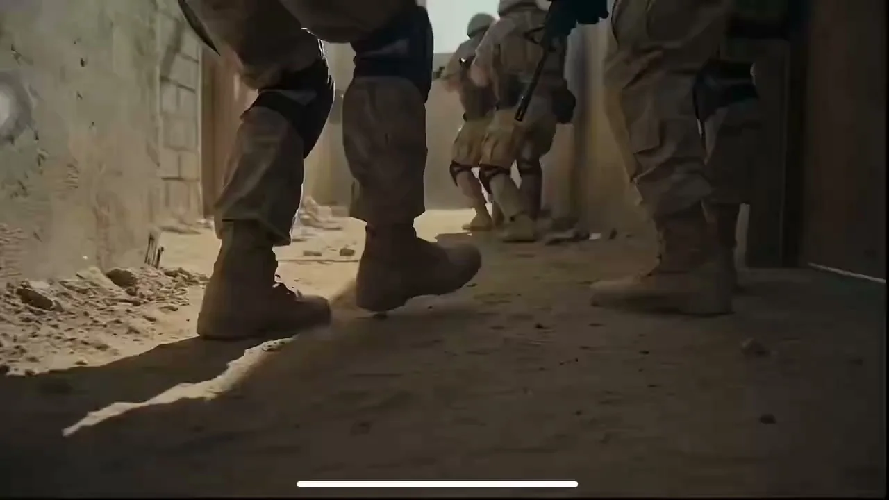 Un champ de bataille au Moyen-Orient aux allures cinématographiques, ensanglanté par la fumée des combats.