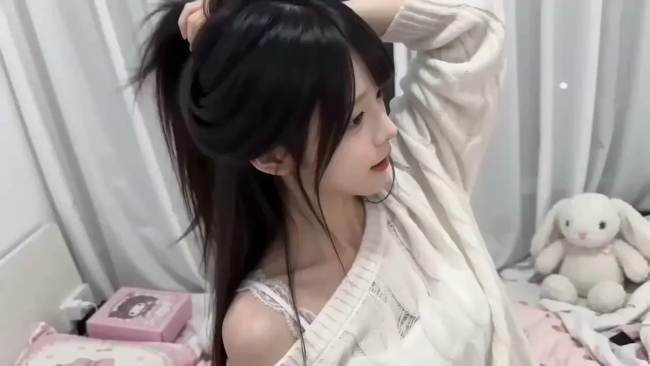 纯欲少女随手拍：凌乱卧室中的瞬间