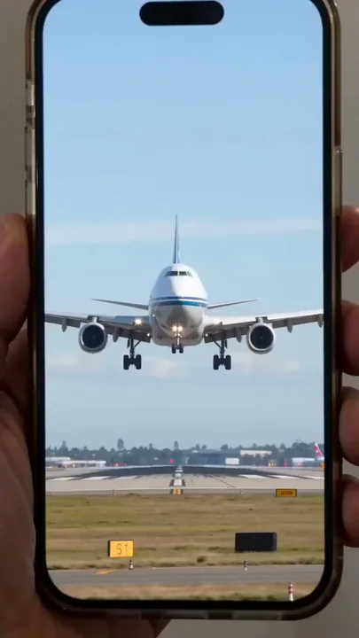Real passenger plane transformed into mecha from a bystander's live stream perspective