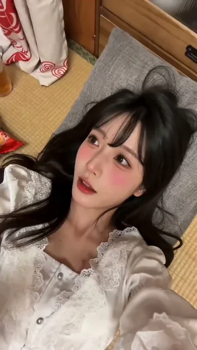 パーティー後の畳の上での微醺Coserのプライベートなセルフィー