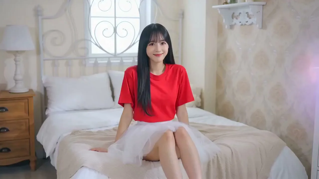 卧室里穿着纯洁红色衣服的少女与青春气息