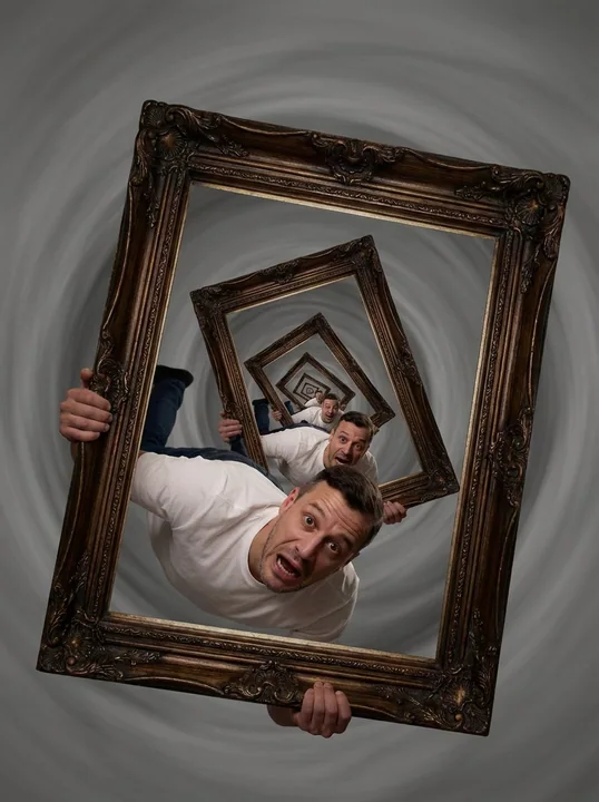 Un homme a été encadré dans un tableau.