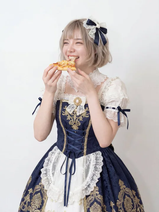 时尚女子享用披萨的高清摄影棚写真