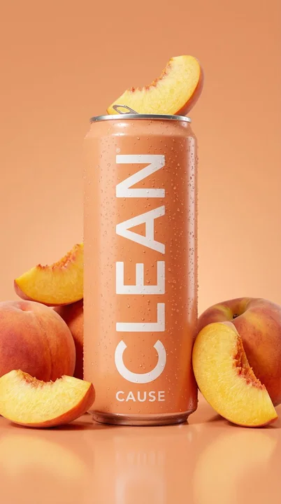 Photographie commerciale hyper-réaliste d'une boisson gazeuse de pêche rose