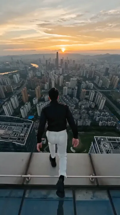 穿梭云端的都市飞行者
