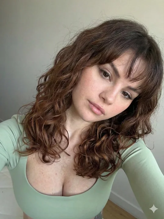 Autoportrait en gros plan d'une jeune fille rousses aux taches de rousseur extrêmement réalistes
