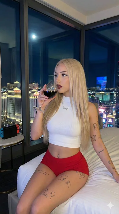 赌城璀璨夜色下窗边独酌的慵懒金发女郎