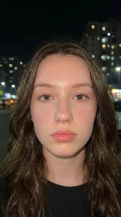 都市夜色下的直闪水光肌氛围感少女