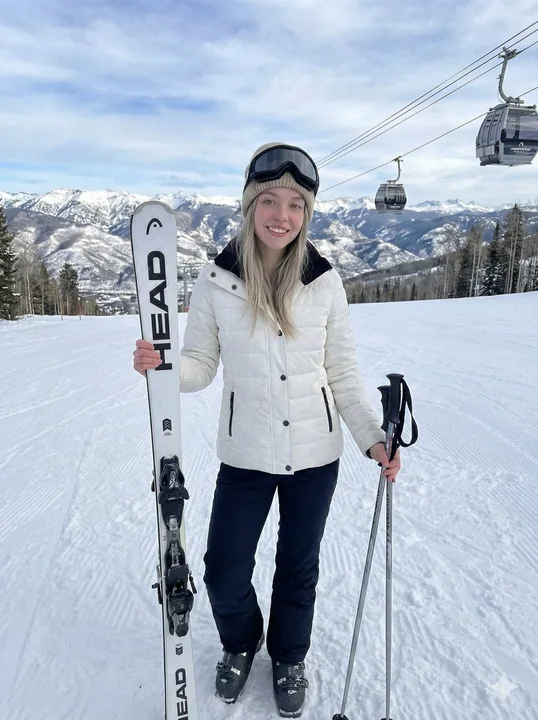 阳光雪道上的金发美女写实滑雪全身照