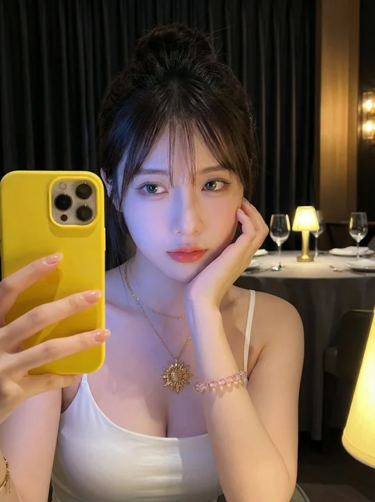 冷暖光影交织的慵懒酒吧自拍少女