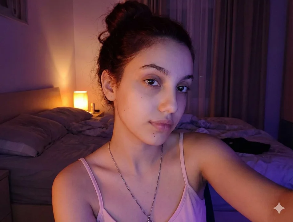 Selfie captivant dans une chambre tard dans la nuit, où s’entrelacent lumières et ombres froides et chaudes.