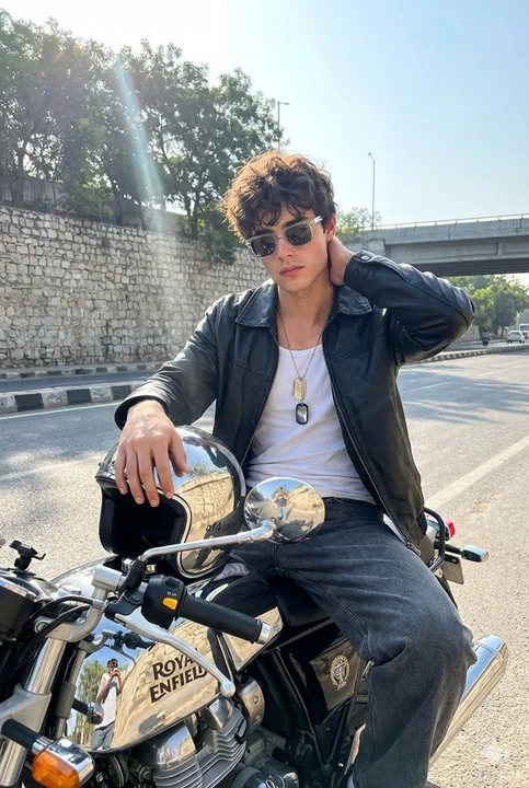 Le jeune homme au style robuste sur une moto Royal Enfield baignée par la lumière du matin