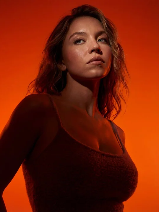 Portrait héroïque dramatique aux jeux d’ombres et de lumières orange-rouge d’une tension extrême