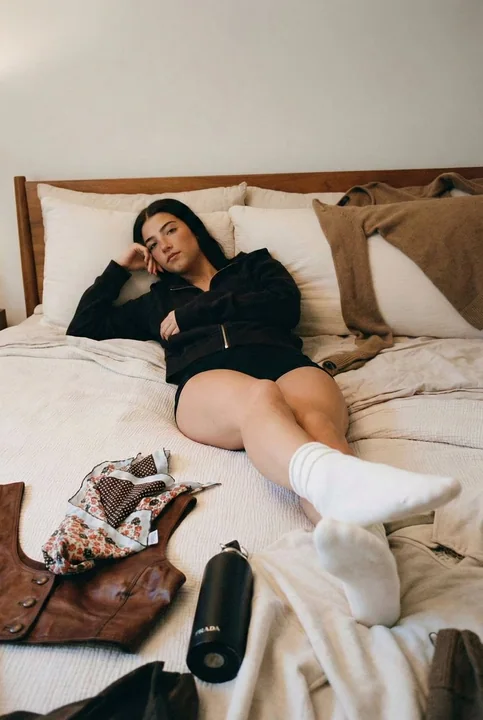 Jeune fille dans une chambre d'hôtel vintage à l'atmosphère de film de cinéma, après-midi languissant