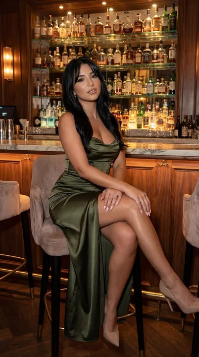 微醺的琥珀光：奢华酒吧里的翡翠缎面裙女神