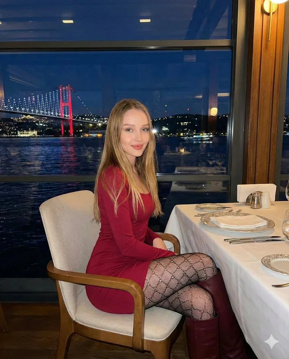 الجميلة القرمزية تحت ليل مضيق البوسفور