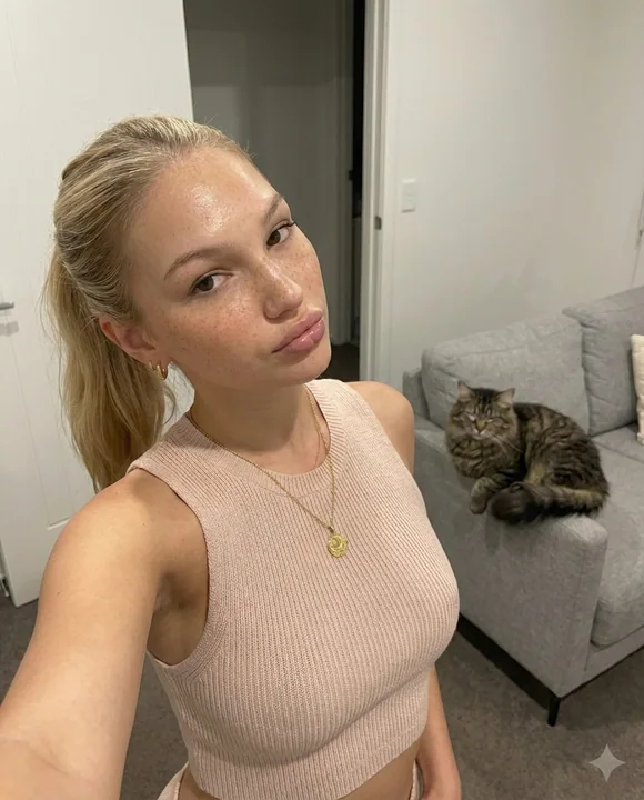 Selfie chaleureuse à la maison d’une jeune fille blonde aux taches de rousseur avec son chat adoré